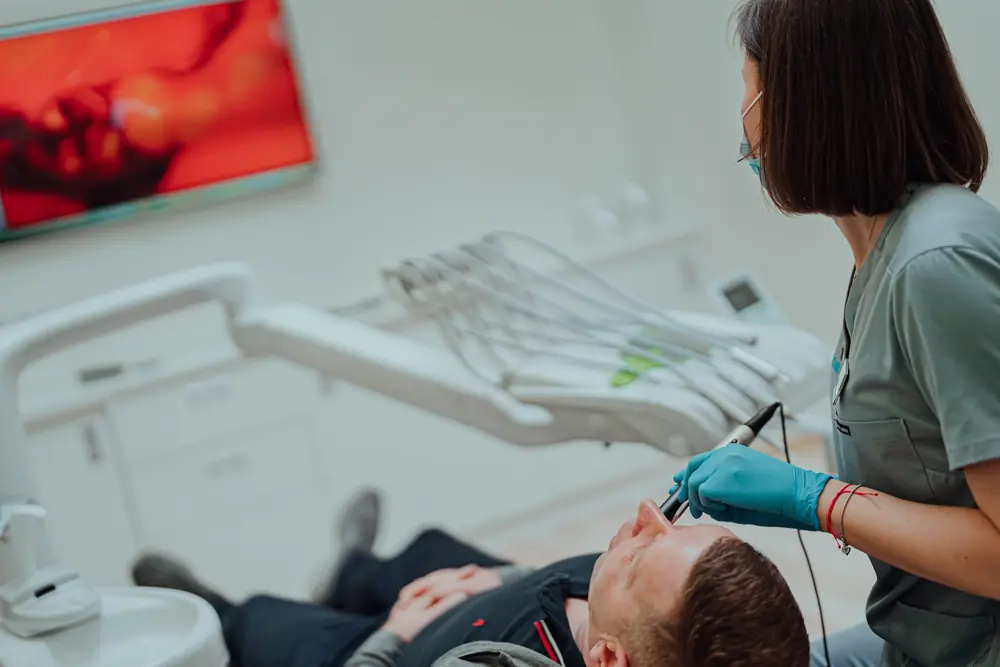 Zobu higiēnas procedūra Aura Clinic kabinetā