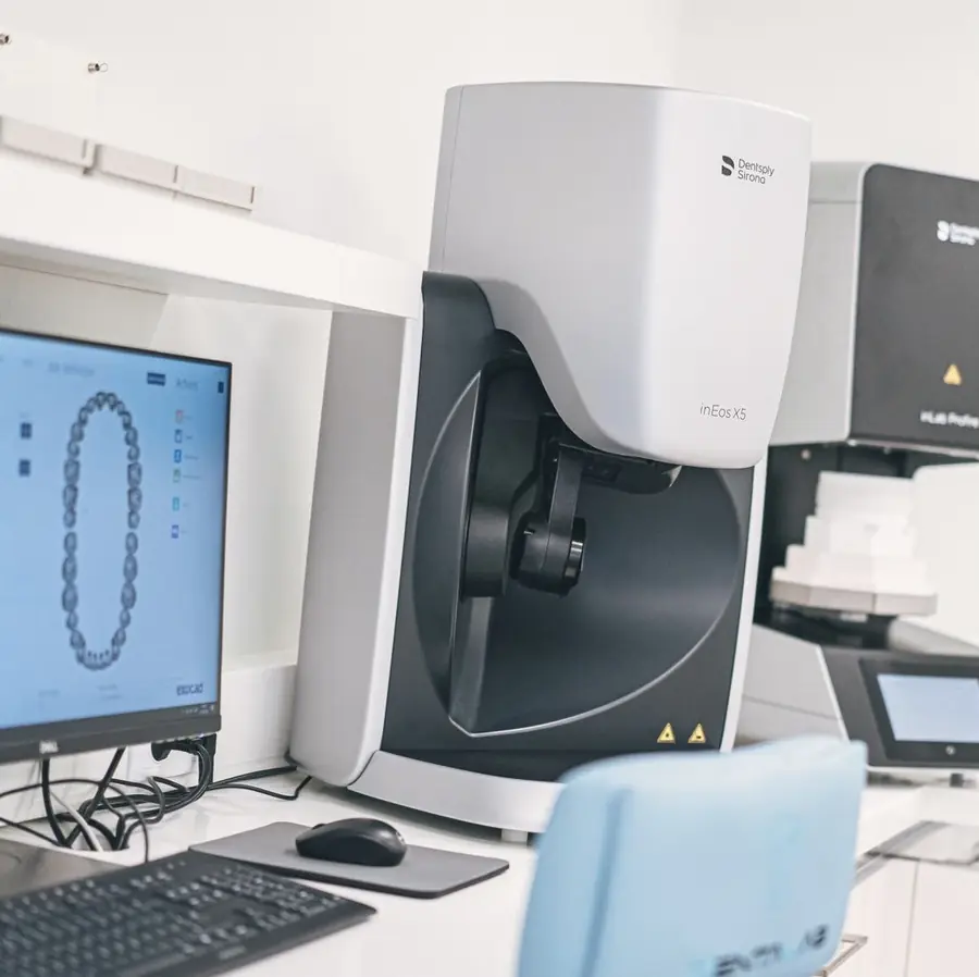 Digitālās laboratorijas frēzēšanas iekārta un dators ar zobu modeli