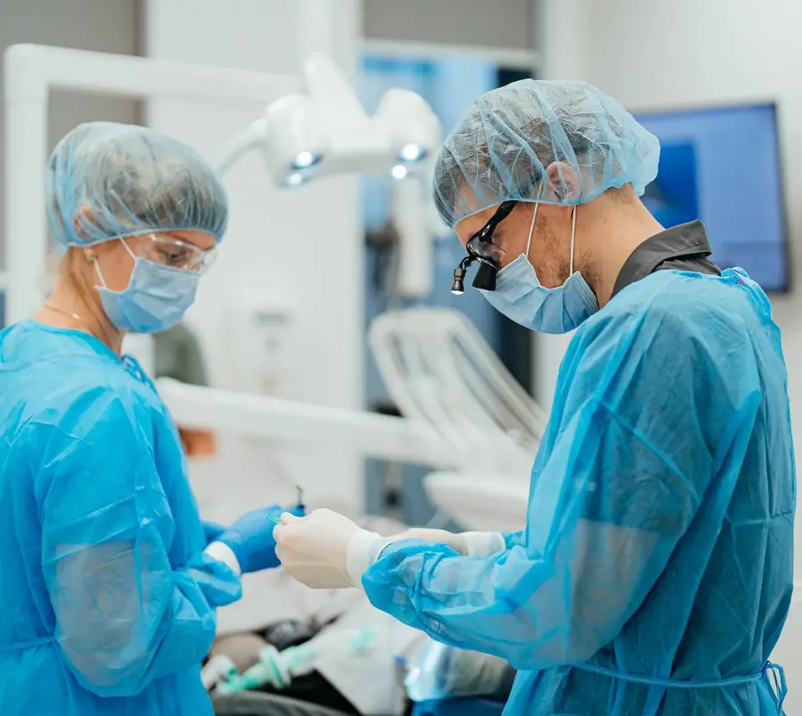 Implantologs un asistents operāciju zālē
