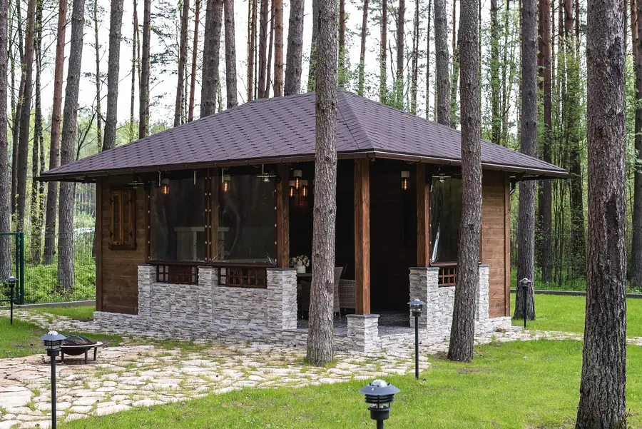 Koka lapene ar vasaras virtuvi priežu mežā