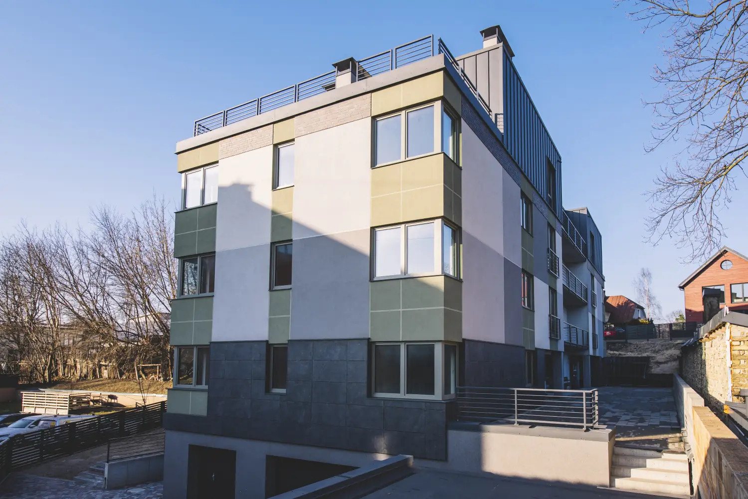 Linea Residence fasāde ar terasēm un falcprofila apdari