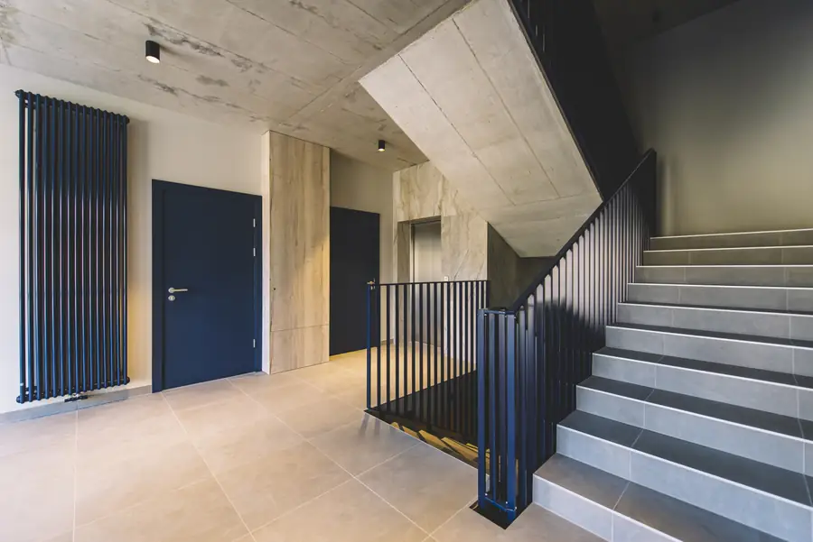 Linea Residence vestibils ar roku darinātām margām