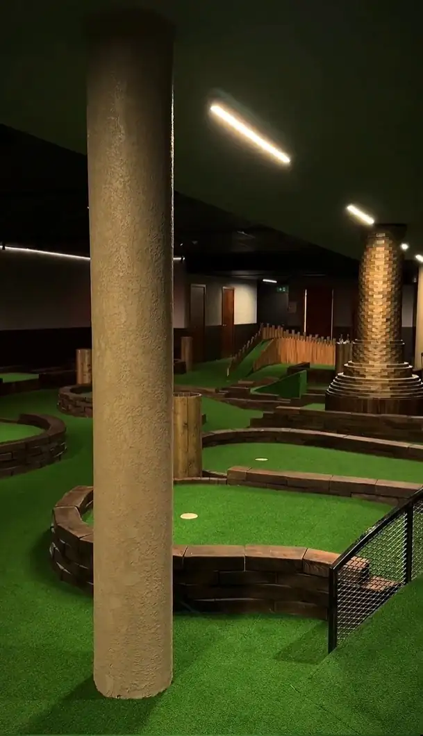 Minigolfa trase ar kolonnu
