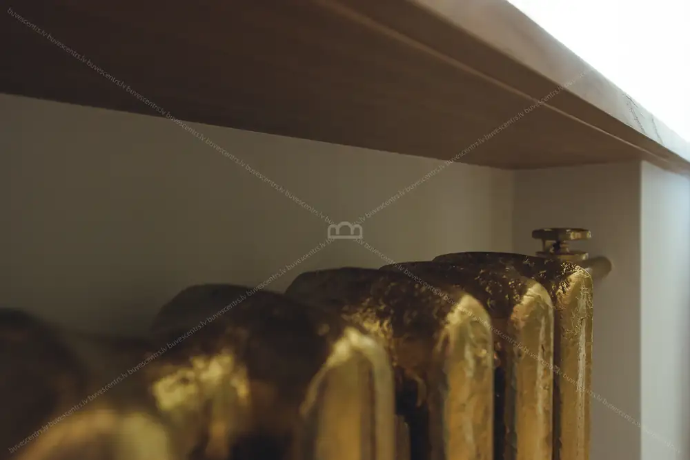 Zelta krāsā nokrāsots radiators