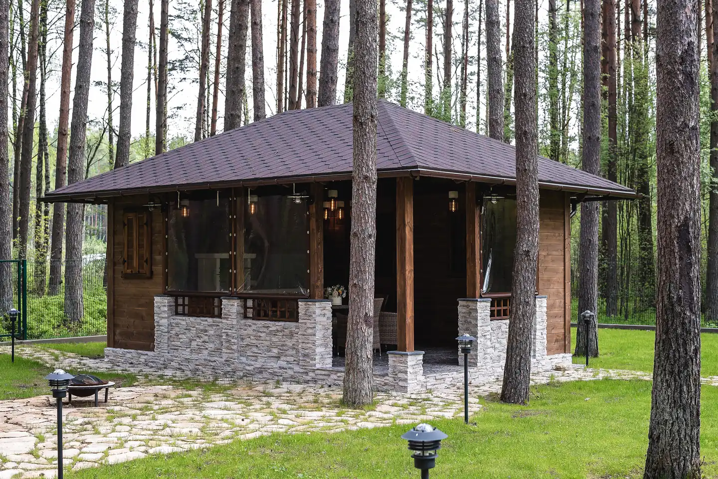 Lapene priežu mežā ar akmens celiņu