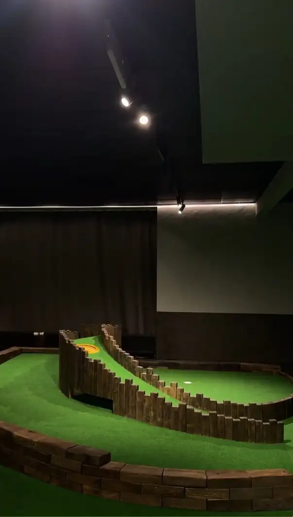 Izliekta minigolfa trase
