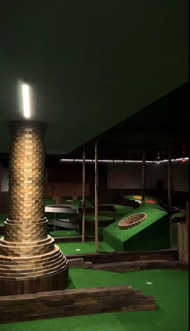 Minigolfa trase ar koka torni