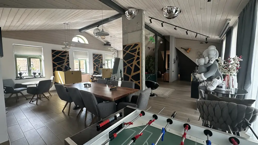 Atpūtas zona ar galda futbolu