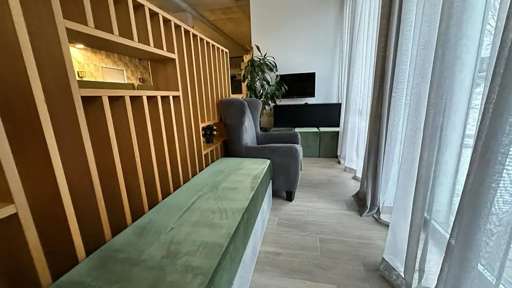 Sēdvieta ar zaļu polsterējumu