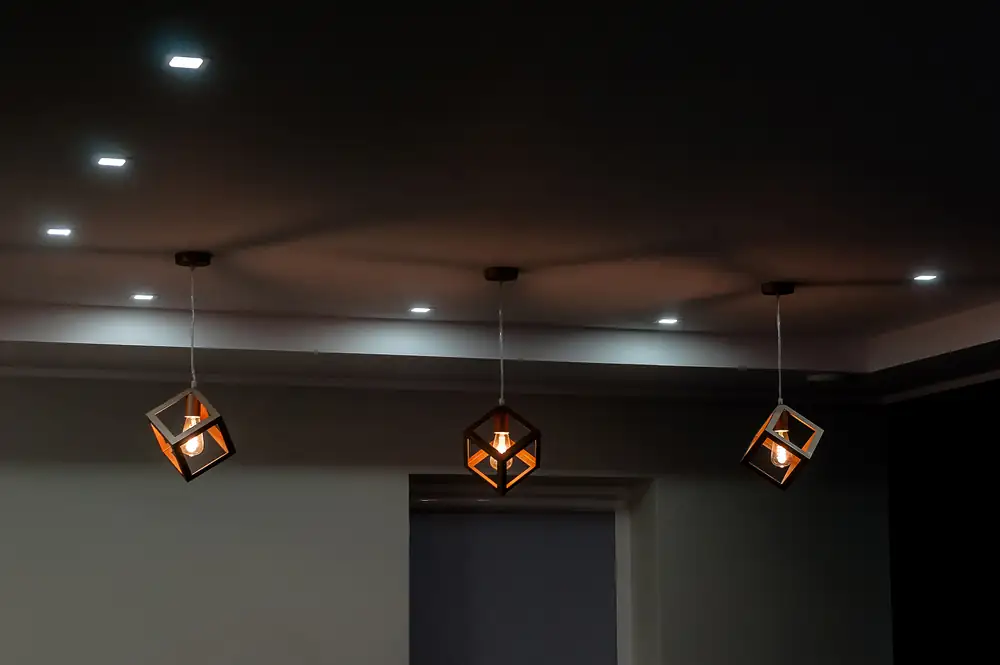 Viesistabas griesti ar piekaramām lampām