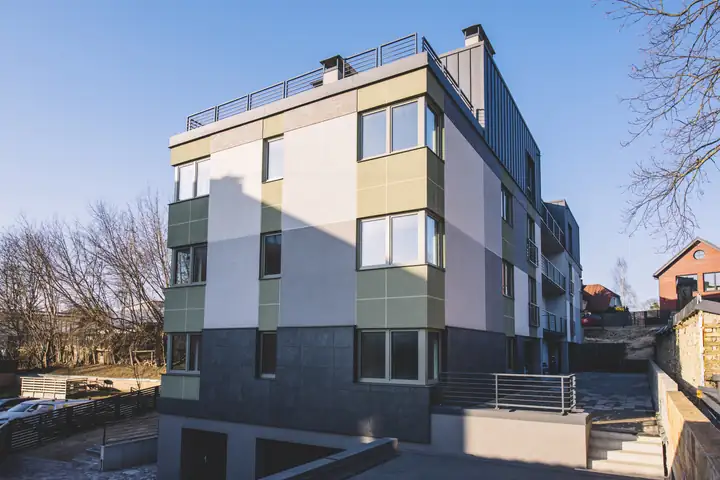 Linea Residence fasāde ar terasēm un falcprofila apdari