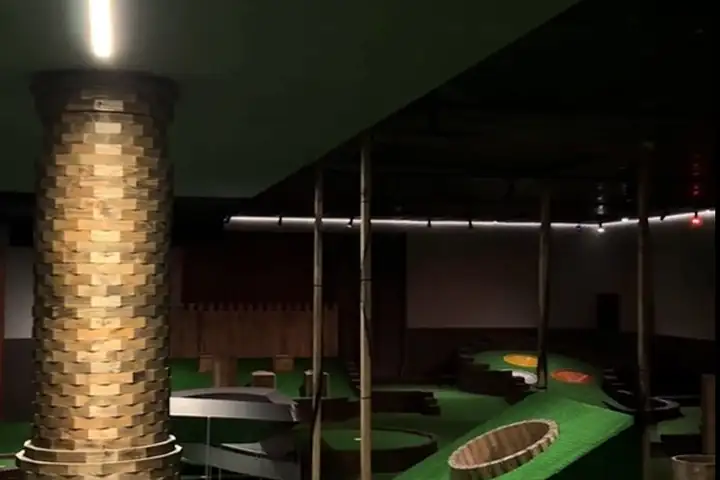 Minigolfa trase ar koka torni