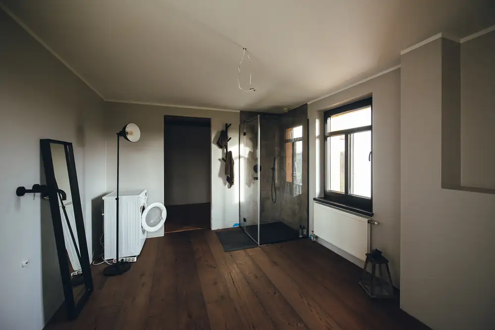 Vannas istaba ar dušas zonu un spoguli