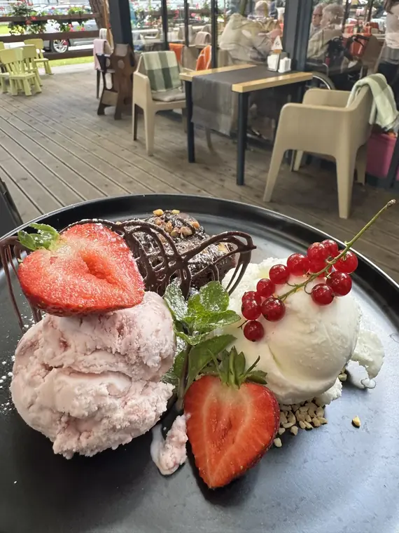 Deserts ar saldējumu terasē