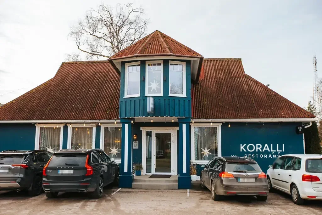 Restorāna “Koraļļi” māja Zvejniekciemā ar stāvvietu priekšā