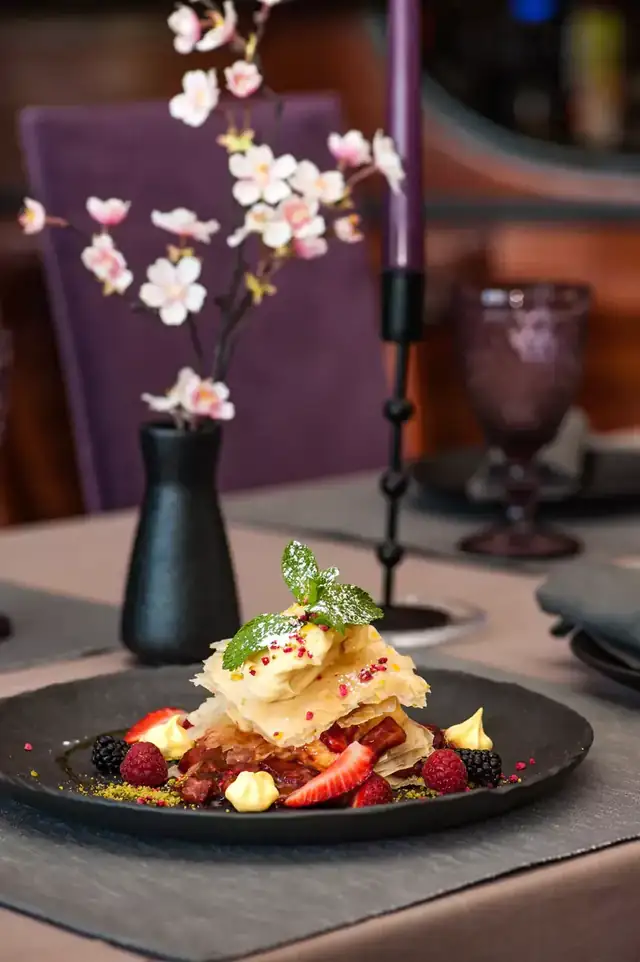 Deserts ar ogām uz tumša šķīvja