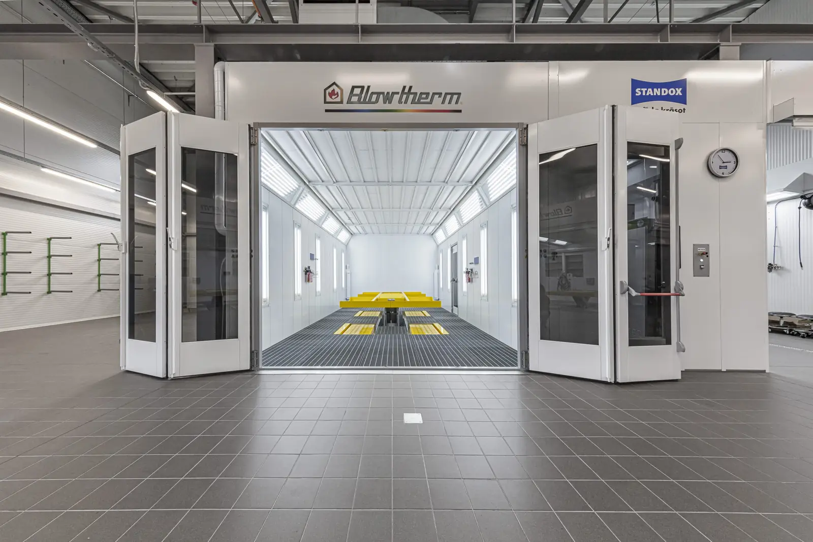 Blowtherm krāsošanas kamera Motorlīnijas virsbūves remontdarbnīcā
