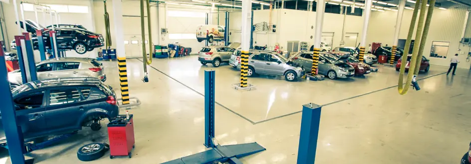 Motorlīnijas servisa zāle ar pacēlājiem
