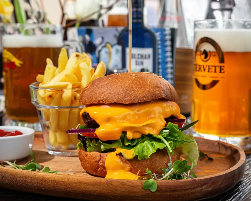 Burgers ar frī kartupeļiem un alu