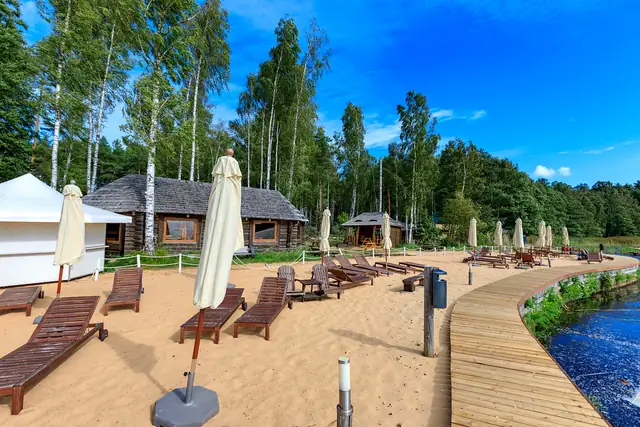 Pludmale ar sauļošanās krēsliem
