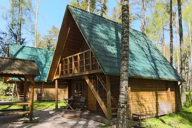 Koka māja priežu mežā